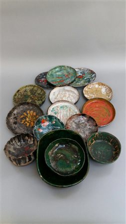 Magnaghi Matilde Cartone contenente numerosi piatti e ciotole in terracotta...