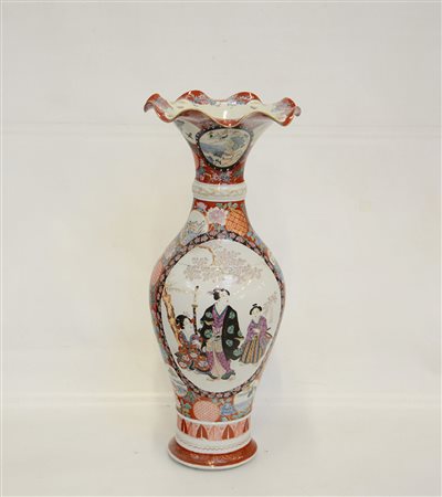 Vaso in porcellana stile Imari con decorazione policroma di figure (restauro...