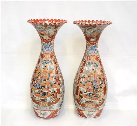 Coppia di vasi in porcellana stile Imari decorati con figure (uno con...