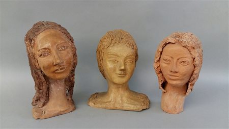 Magnaghi Matilde Gruppo di tre sculture in terracotta raffiguranti volti...