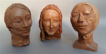 Magnaghi Matilde Gruppo di tre sculture in terracotta raffiguranti teste...