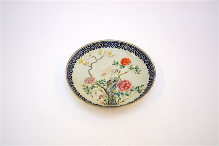 Piatto in ceramica decorato con motivi floreali al centro e bordo blu (lievi...