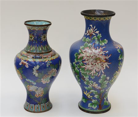 Due vasi in metallo cloisonné con decoro floreale su fondo turchese Cina,...