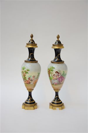 Manifattura francese, coppia di vasi con coperchio in porcellana decorata in...
