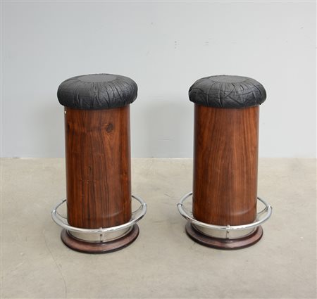 Coppia di sgabelli alti in legno, con base in metallo cromato degli anni '60