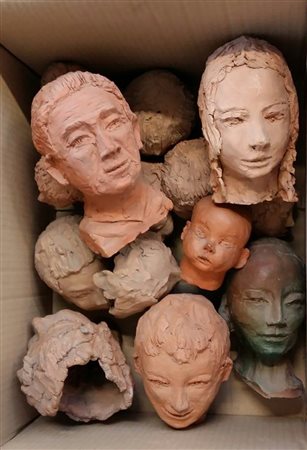 Magnaghi Matilde Cartone contenente numerose sculture in terracotta...