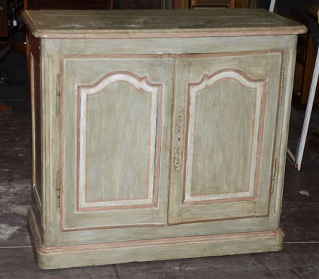 Antica credenza in legno laccato a due ante sul fronte (cm 106x96x45) (difetti)