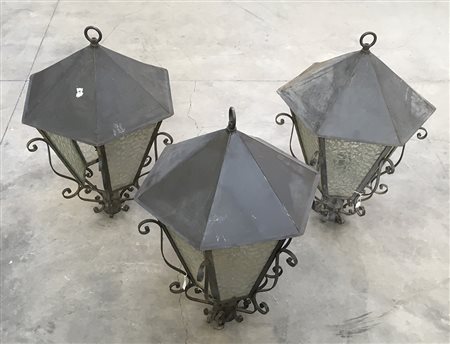 Lotto di tre lanterne esagonali da palo a una luce in ferro battuto (h cm 63)...