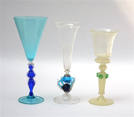 Manifattura di Murano Sec. XX, lotto di tre bicchieri in vetro soffiato...