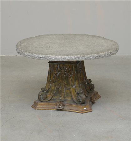Tavolino da salotto con piano tondo in pietra, base in legno intagliato e...