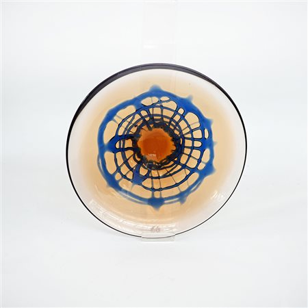 Piatto in vetro con decoro a rete in pasta di vetro blu (d cm 25) (difetti)