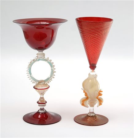 Manifattura di Murano Sec. XX, lotto di due bicchieri in vetro soffiato rosso...