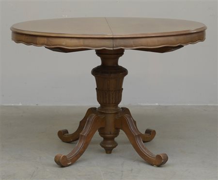 Tavolo con piano tondo in legno allungabile, gamba centrale scolpita a forma...