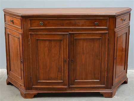 Credenza scantonata in noce a tre cassetti e quattro antine riquadrate, piedi...