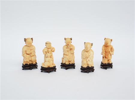 Gruppo di cinque netsuke raffiguranti fanciulli, basi in legnoGiapone, inizio...