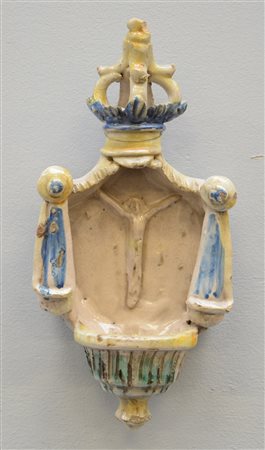 Manifattura secolo XIX, acquasantiera in maiolica decorata in policromia e...