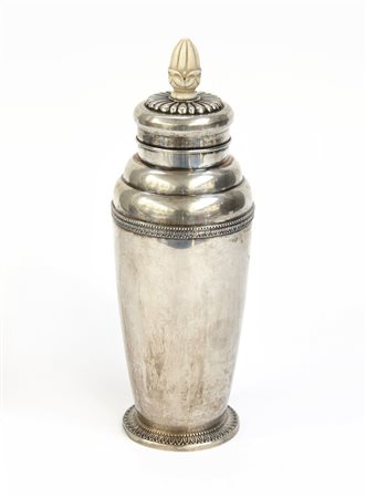 Shaker in argento con cimatura in avorio. Italia, metà sec. XX (h cm 26 ca.)...