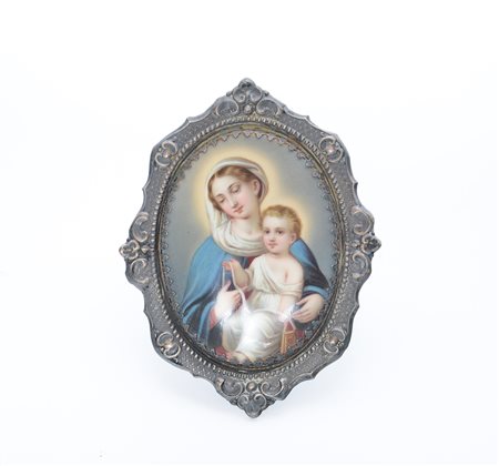 Placca ovale in porcellana dipinta in policromia raffigurante Madonna con...