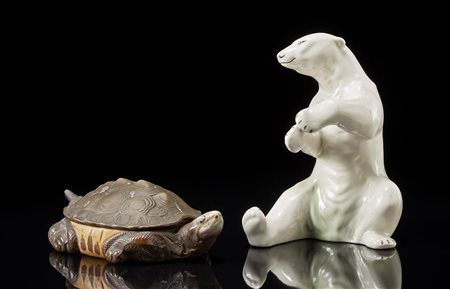 Manifatture diverse. Due statuette in ceramica raffiguranti un orso bianco e...