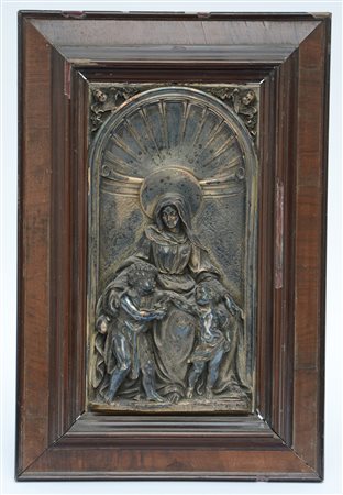 Placca in metallo sbalzato raffigurante Madonna con bambino e San Giovannino...