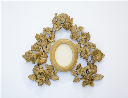 Cornice portaritratti in metallo dorato decorata a fiori (difetti)