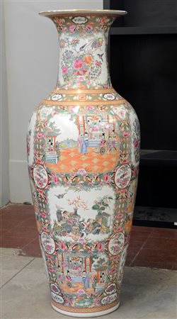 Manifattura Cina, grande vaso a tromba in porcellana policroma decorata a...