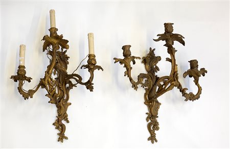 Coppia di appliques in bronzo dorato a tre luci, a forma di rami fogliati con...