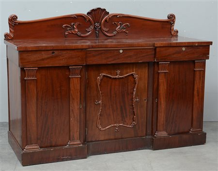 Sideboard in mogano con tre cassetti sottopiano, parte superiore a tre ante...