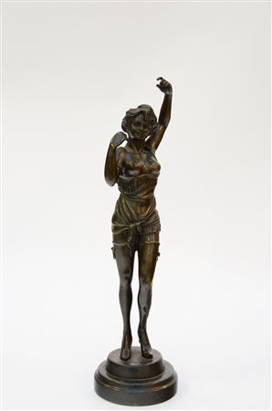 Ignoto "Figura femminile" scultura in bronzo poggiante su base tornita....