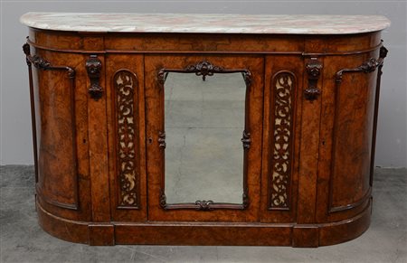 Credenza scantonata con fronte a tre ante radicate, decorata a sagomette e...