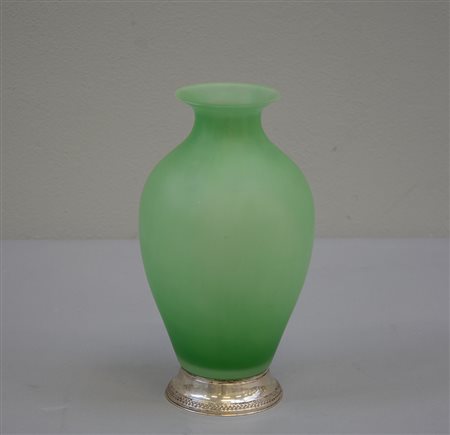 Vaso portafiori in vetro satinato verde con base in argento. Sec XX (h cm 33)