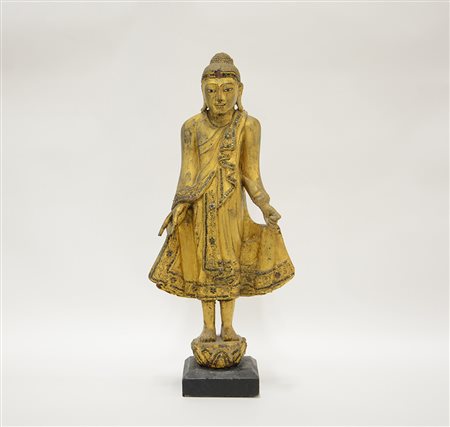 Scultura in legno laccato e dorato raffigurante Buddha stante con base...