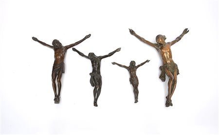 Gruppo di quattro sculture in bronzo raffiguranti Cristo crocifisso, misure...