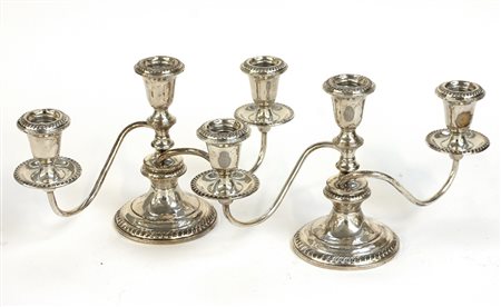 Coppia di candelabri in argento a tre fiamme con bracci mossi e decoro a...