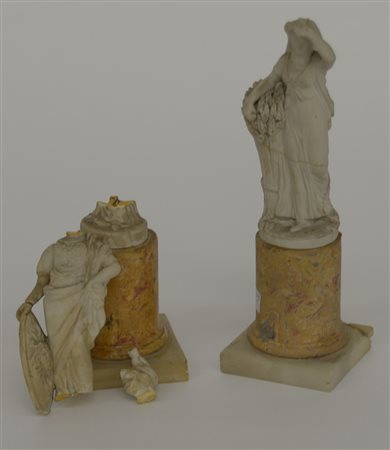 Arte del sec. XIX "Figure classiche" coppia di sculture in biscuit poggianti...