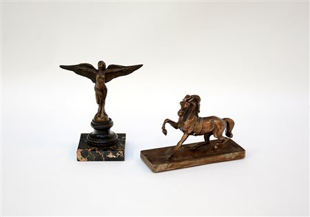 Lotto di due piccole sculture in bronzo raffiguranti un cavallo e una donna...