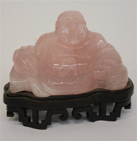 Scultura in quarzo rosa raffigurante Budai con supporto in legno. Cina,...