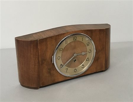 Orologio da tavolo con cassa in legno, movimento con carica manuale (h cm 18,5)