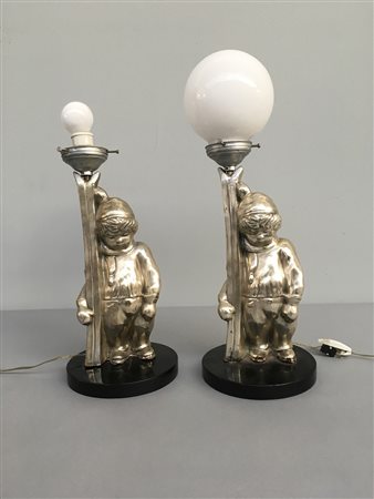 Coppia di lampade da tavolo in metallo a una luce raffiguranti bambini con...