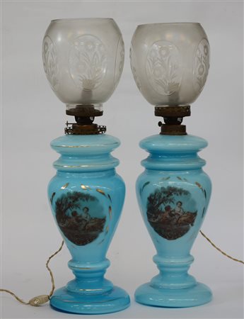 Coppia di lampade da tavolo celeste in opaline decorati con scene galanti,...