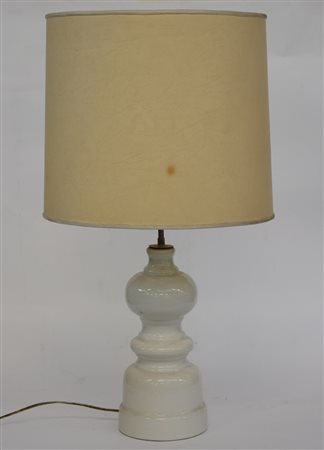 Lampada da tavolo a tre luci con fusto in ceramica bianca, completo di...