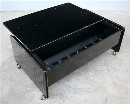 Tavolino da salotto laccato nero munito di rotelle (cm 104x42x65) (difetti)