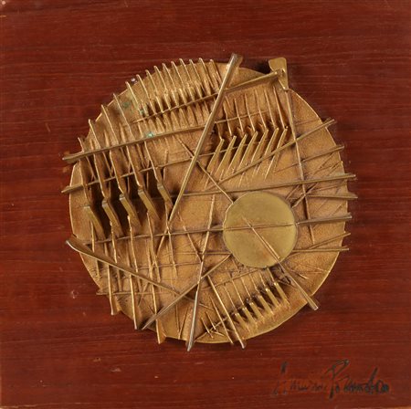 POMODORO ARNALDO (n. 1926) Disco. Bronzo e legno. Cm 18,50 x 18,50 x 3,50....