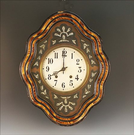 Orologio da parete con pendolo con cornice sagomata in legno ed intarsiata in...