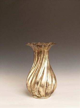 Vaso a tromba in argento, corpo baccellato, vecchia manifattura, gr. 970, h....