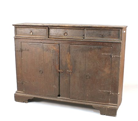 Antica credenza in pioppo, piano rettangolare con tre cassetti sottostanti,...