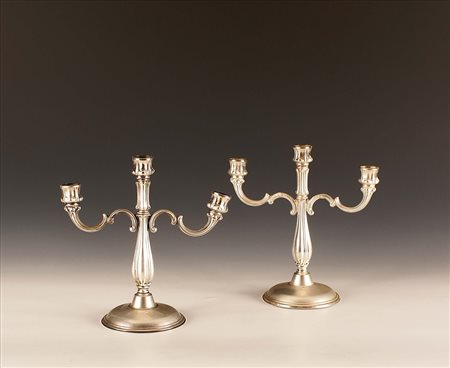 Coppia di candelabri in argento a tre fiamme, gr. 580, h. cm.22.