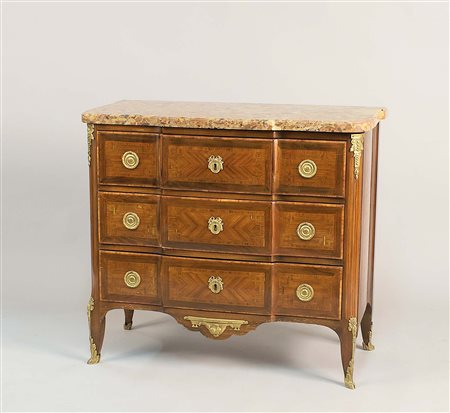 Commode in palissandro e bois de rose intarsiata in legni di frutto, con...