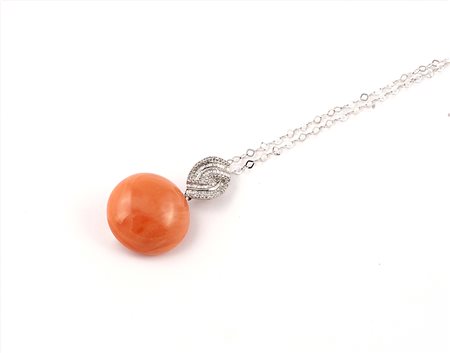 Collanina in oro bianco 18kt con pendente in corallo rosso-arancio a bottone...