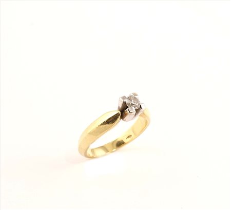 Anello solitario in oro bianco 18kt con incastonato un diamante taglio...